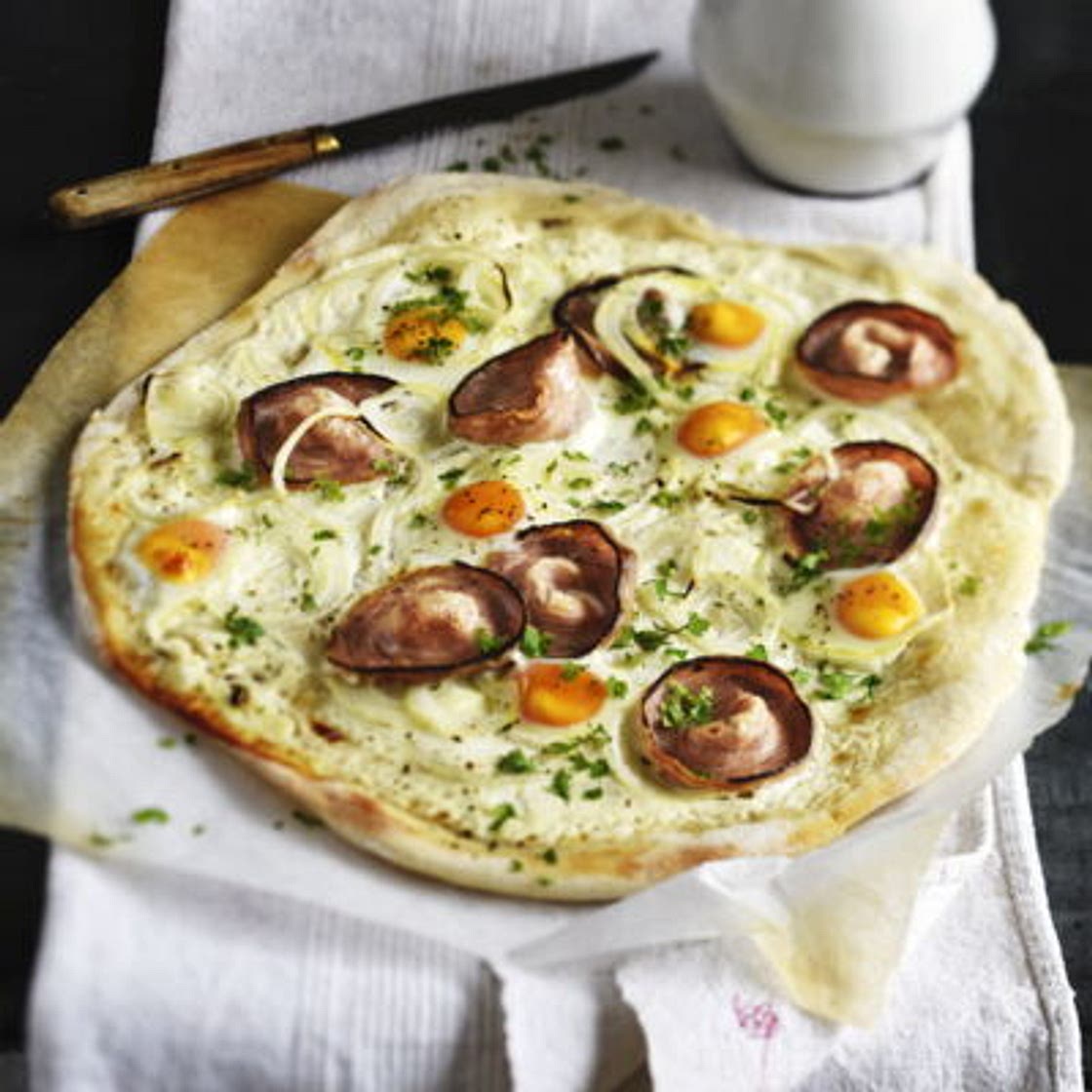 Pizza à la crème fraîche andouille de Guémené œuf de caille et oignon de Roscoff
