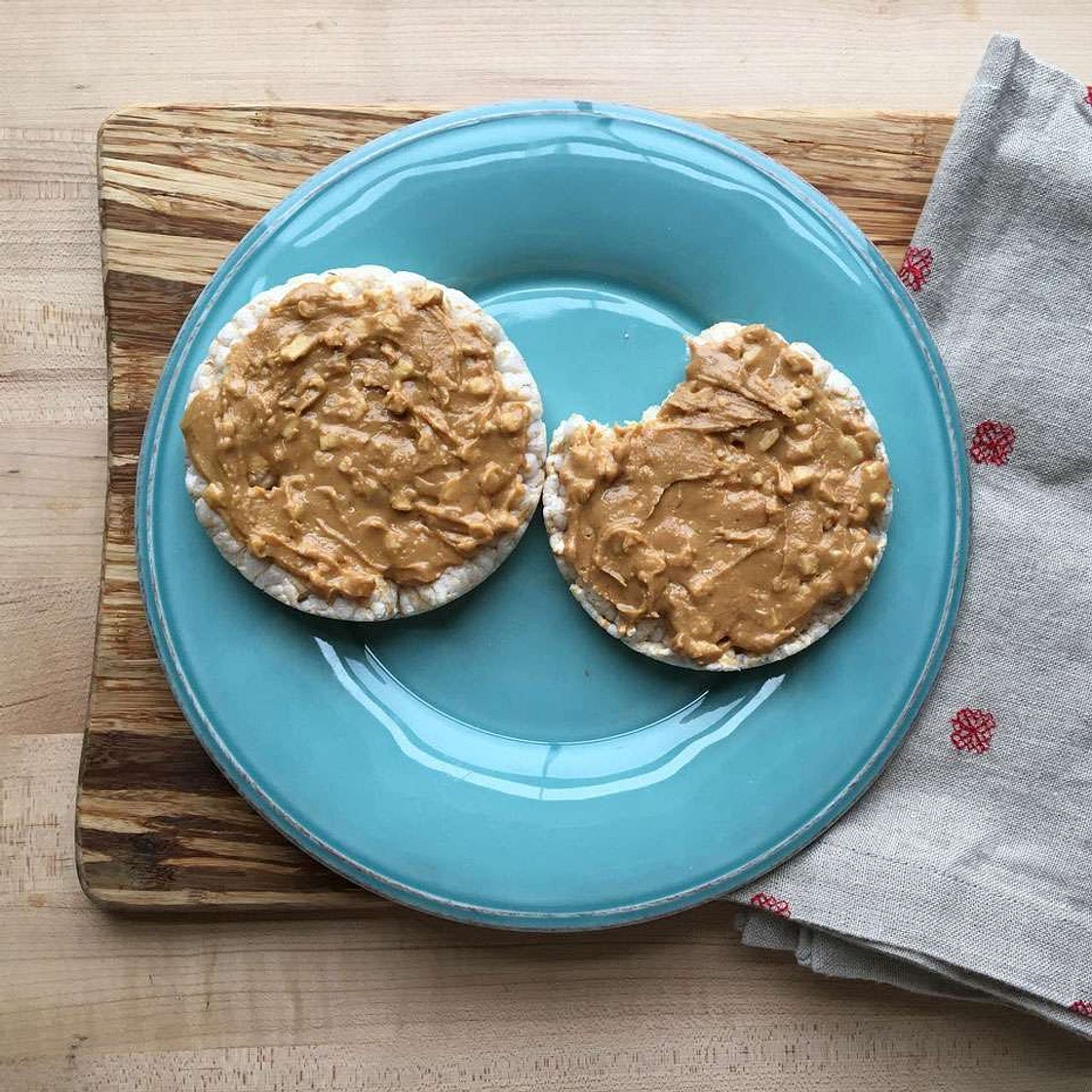 Rice Cakes with Peanut Butter