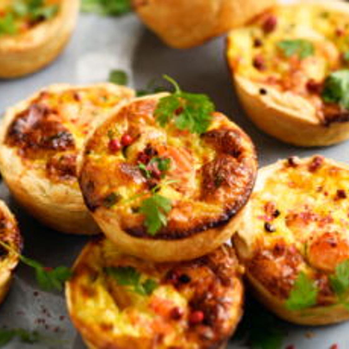 Petites quiches au saumon et aux baies roses