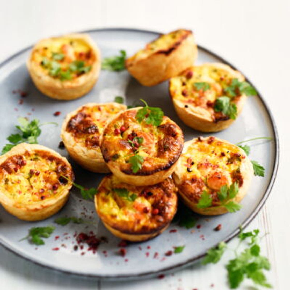 Petites quiches au saumon et aux baies roses