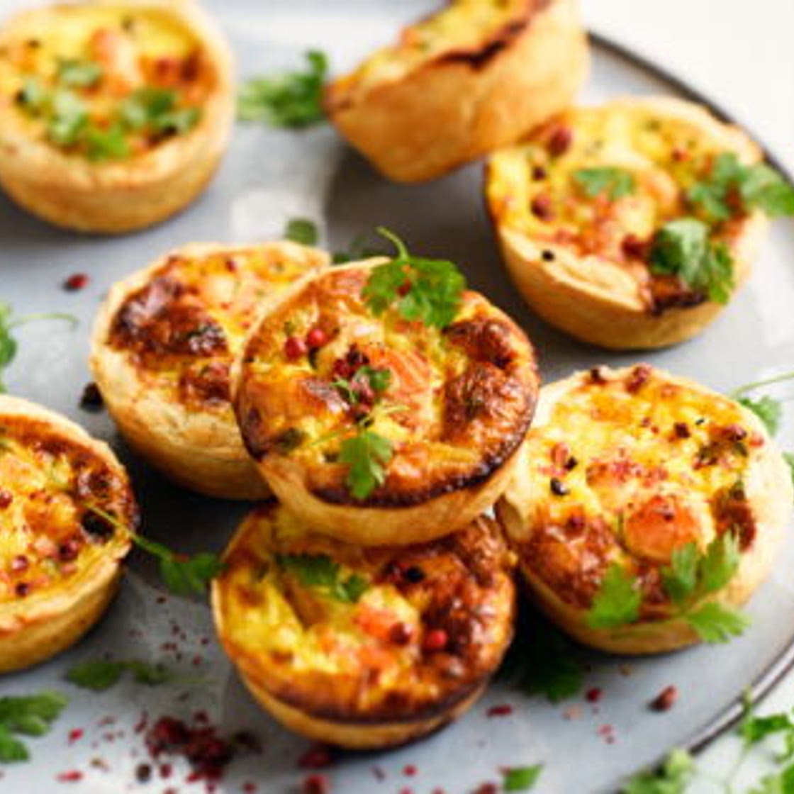 Petites quiches au saumon et aux baies roses