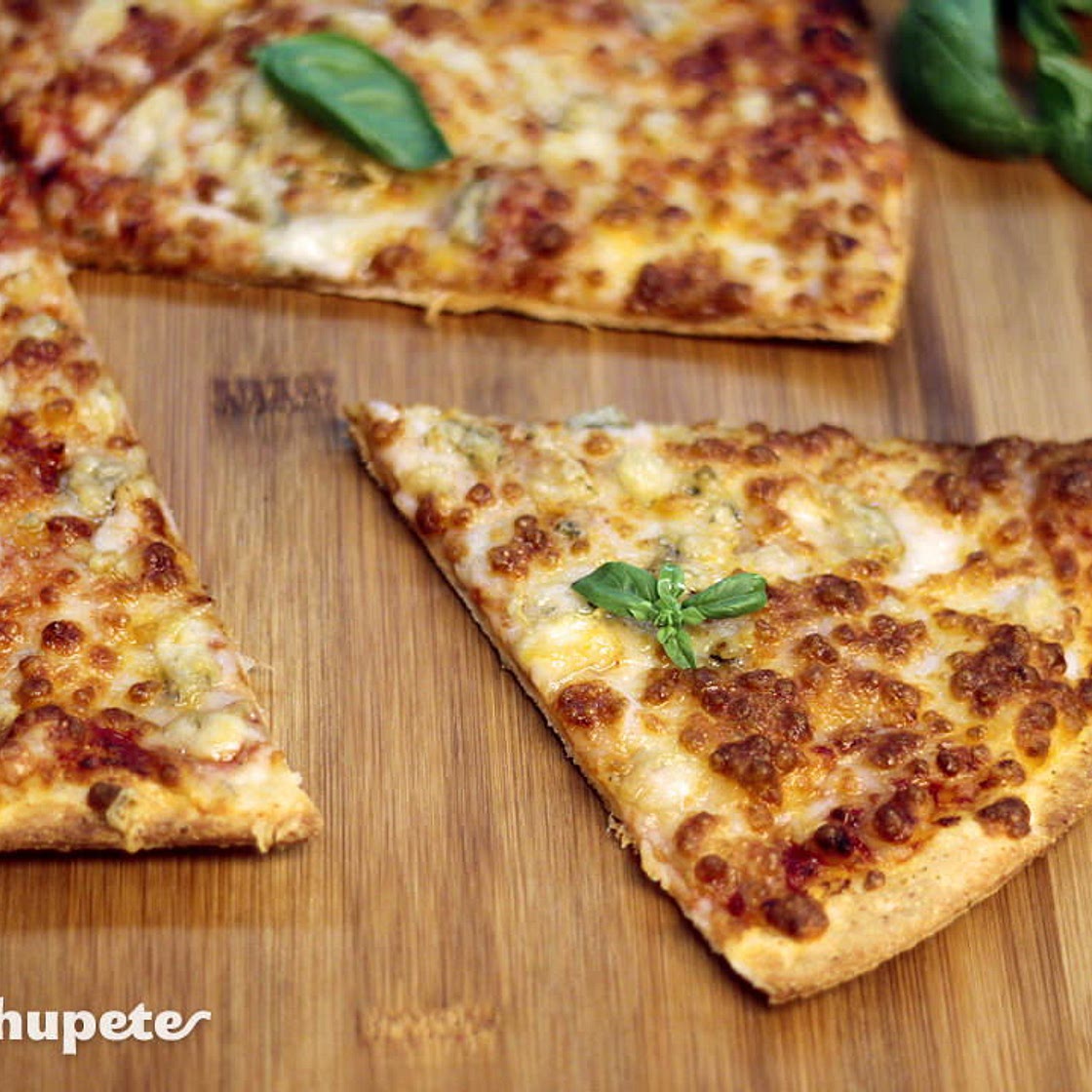 Pizza casera cuatro quesos