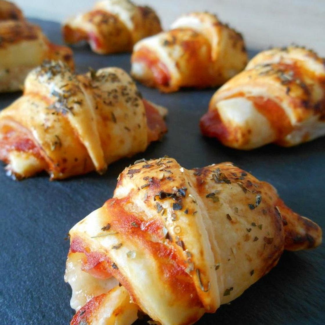 Croissants apéritifs façon pizza