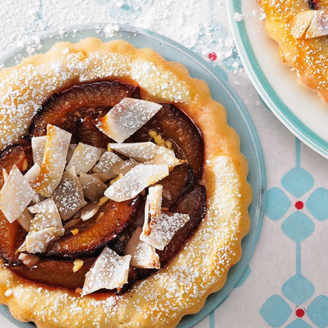 Zwetschgen-Törtchen mit Ingwer und Kokos