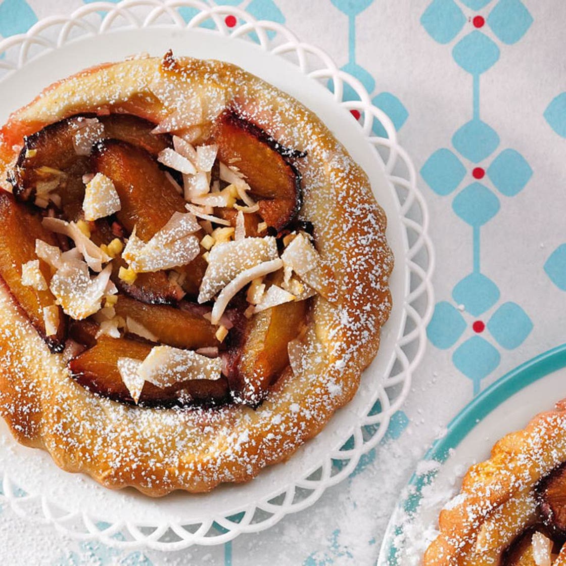 Zwetschgen-Törtchen mit Ingwer und Kokos