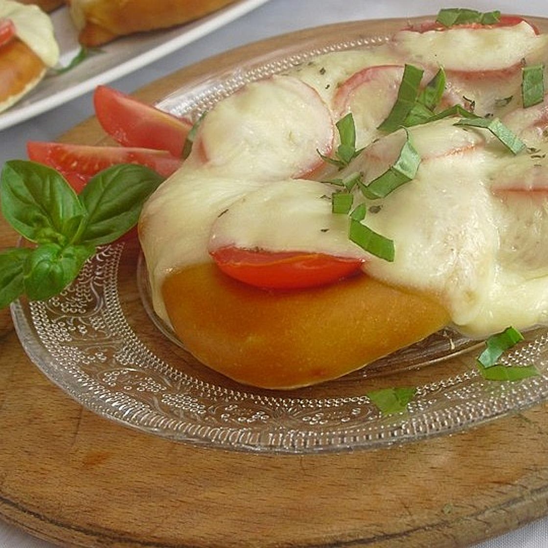 Gefüllte Tomate-Käse-Brezeln