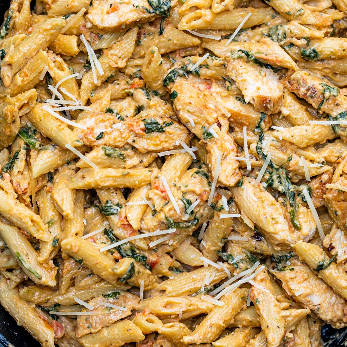 Creamy Garlic Chicken Pasta {with Tomato & Spinach}
