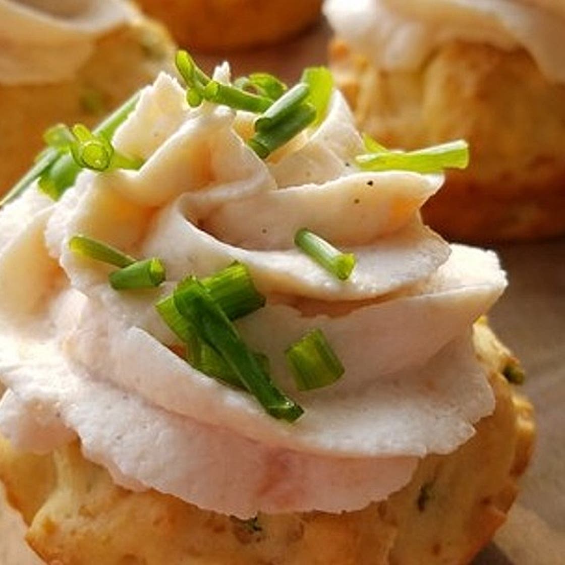 Frühlingszwiebel-Cupcakes mit Räucherlachs-Topping