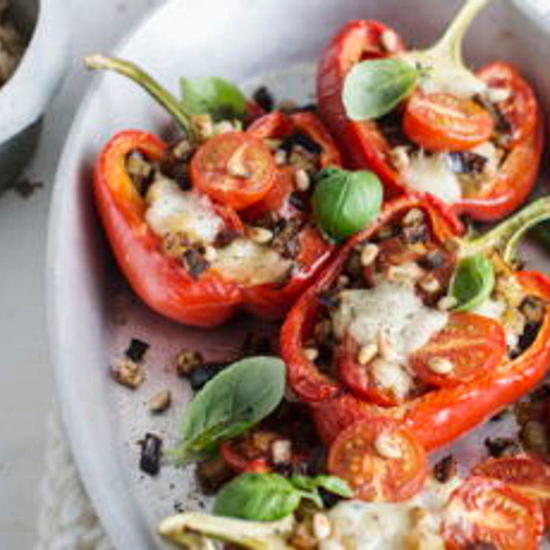Poivrons farcis, aubergine, mozzarella et pignons
