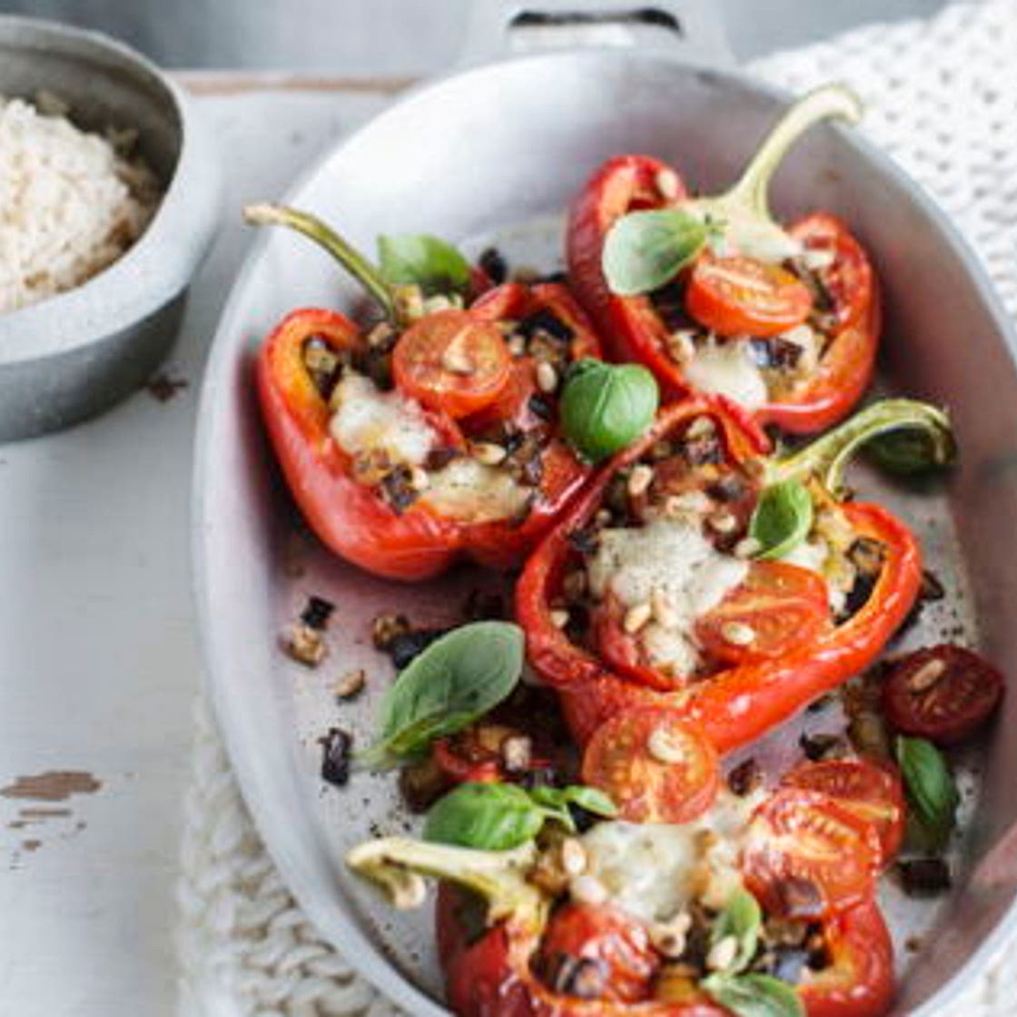 Poivrons farcis, aubergine, mozzarella et pignons