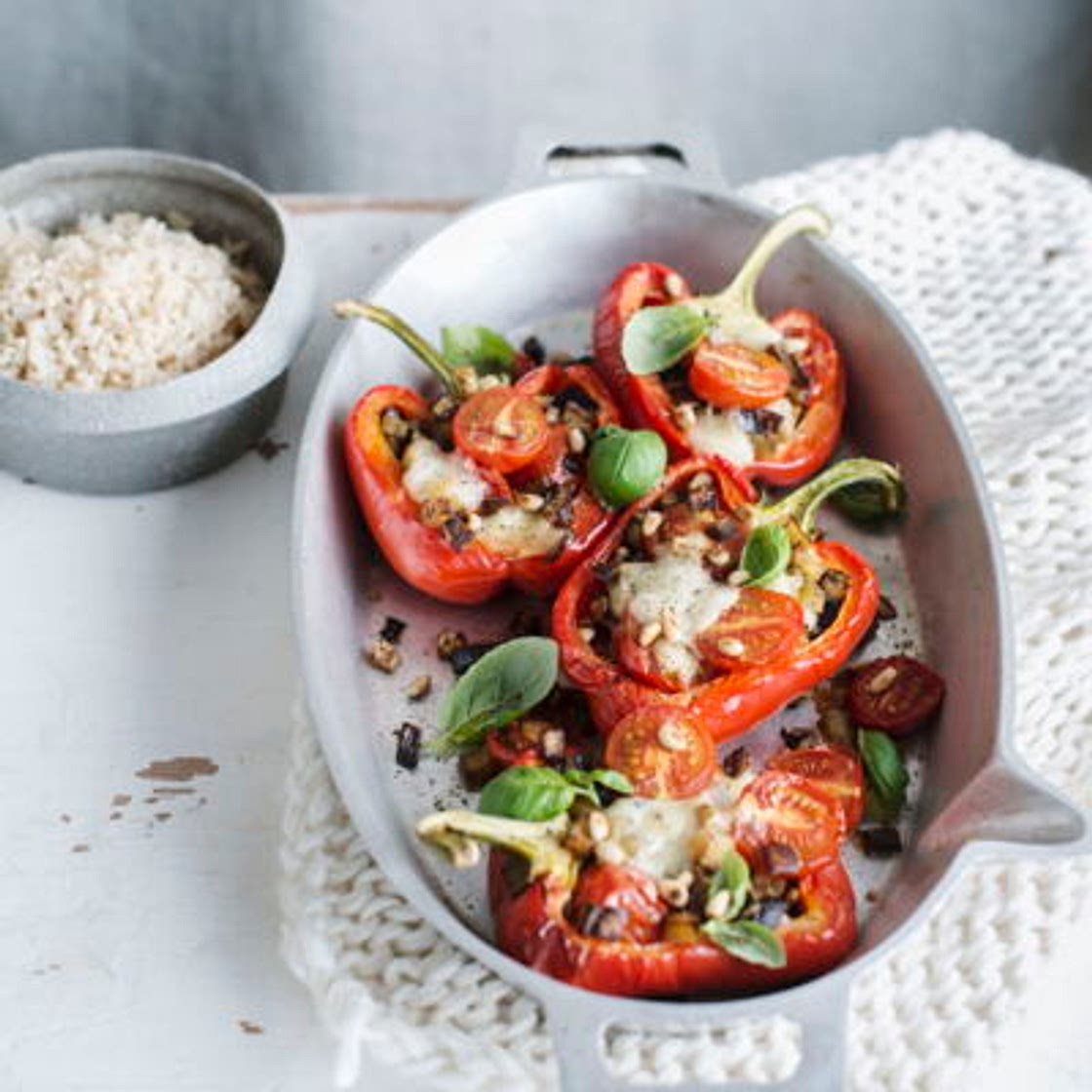 Poivrons farcis, aubergine, mozzarella et pignons