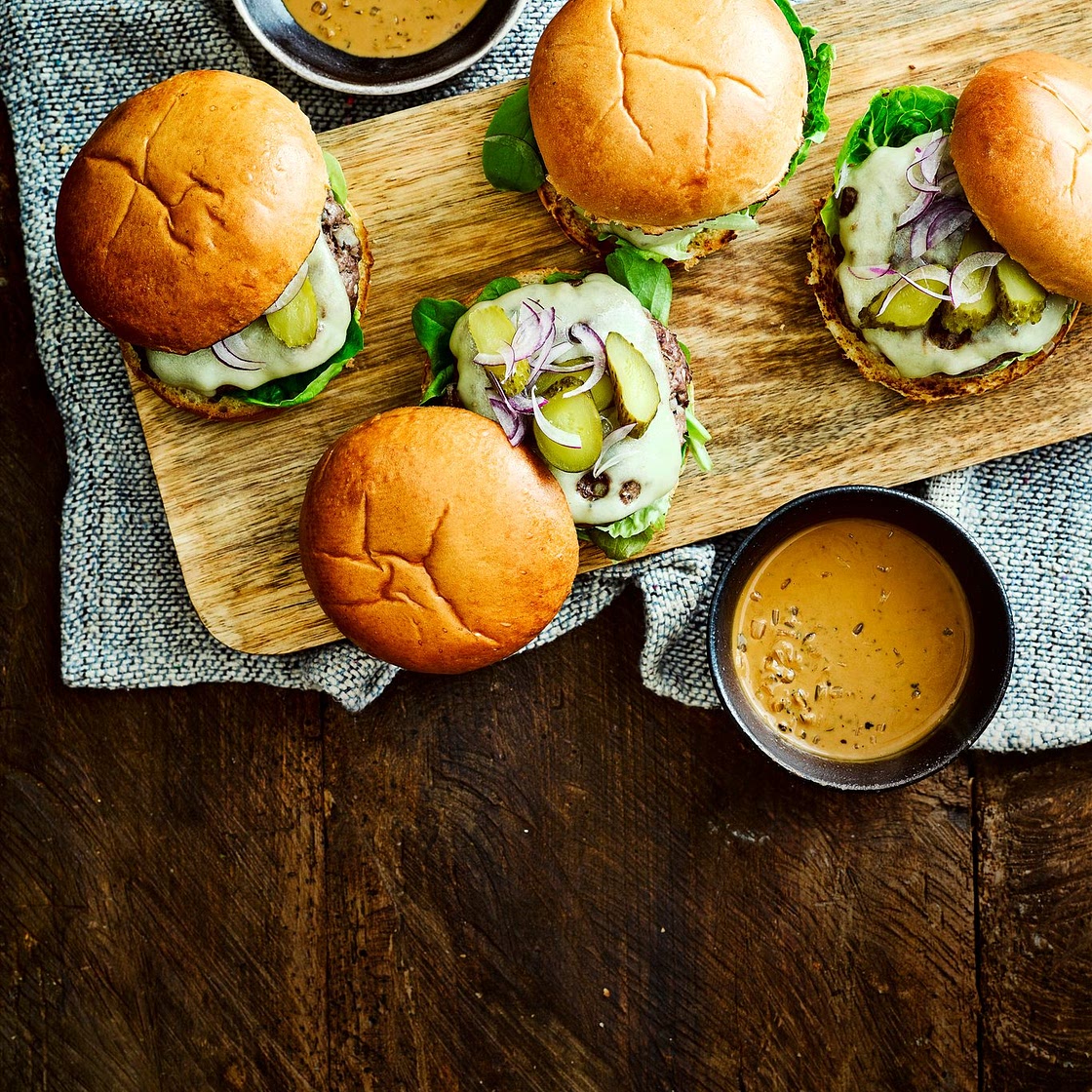 Steak burgers with peppercorn sauce dip