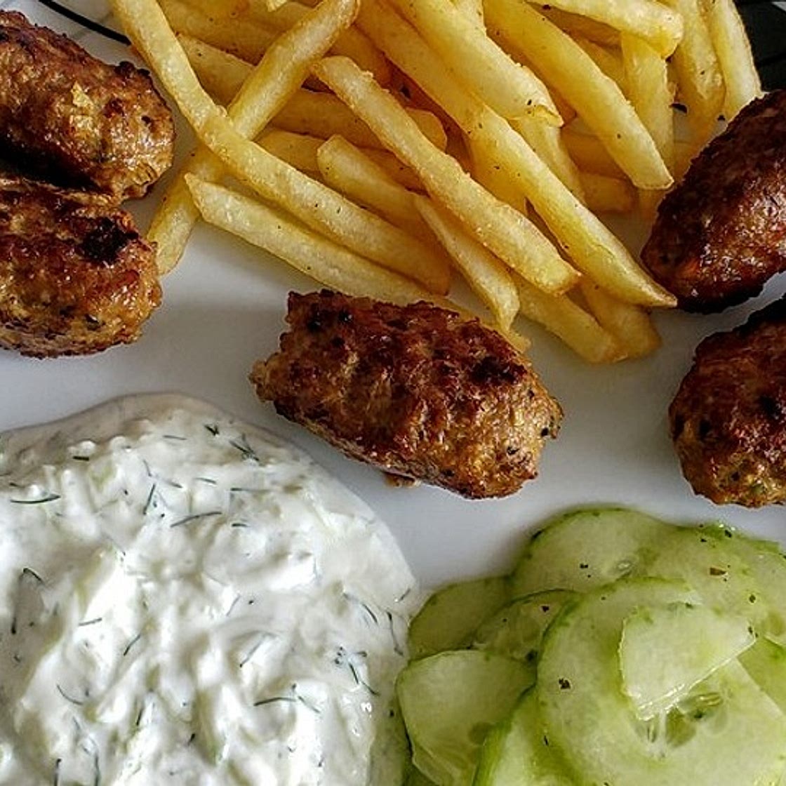 Türkische Hackröllchen mit Gurkenjoghurt und Salat