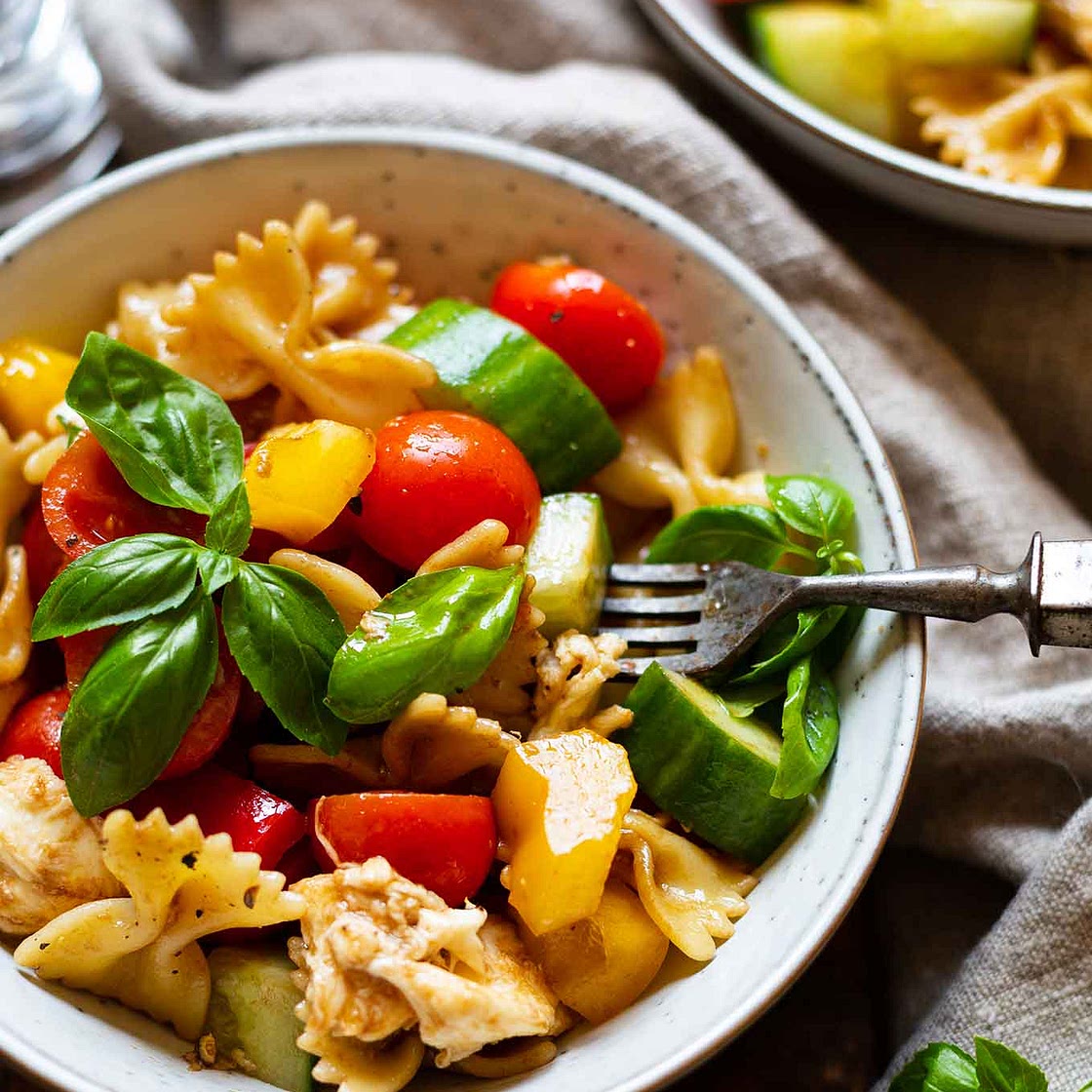 Weltbester bunter Nudelsalat mit Balsamico-Dressing