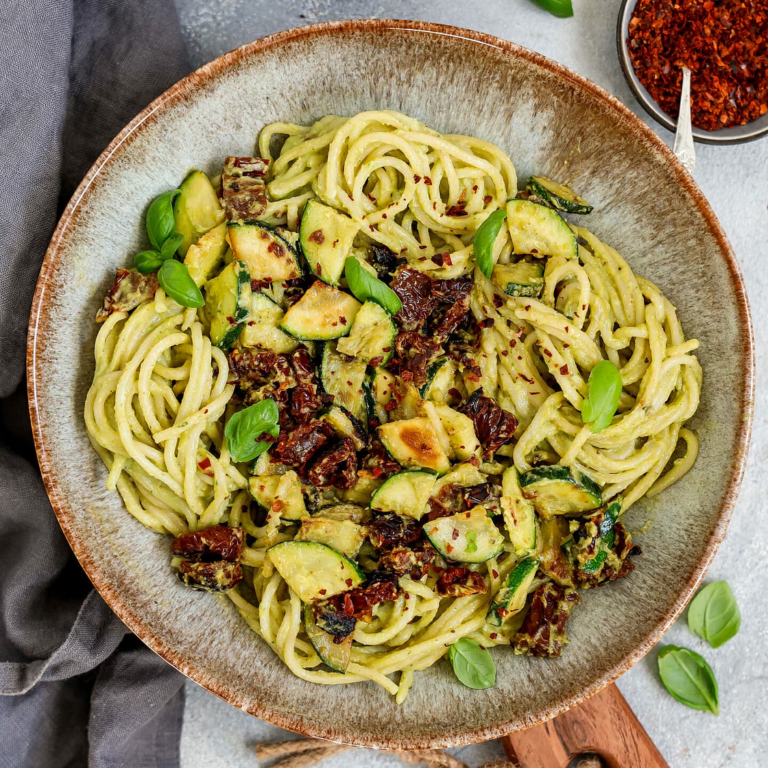 Veganes Avocado Pesto mit Spaghetti