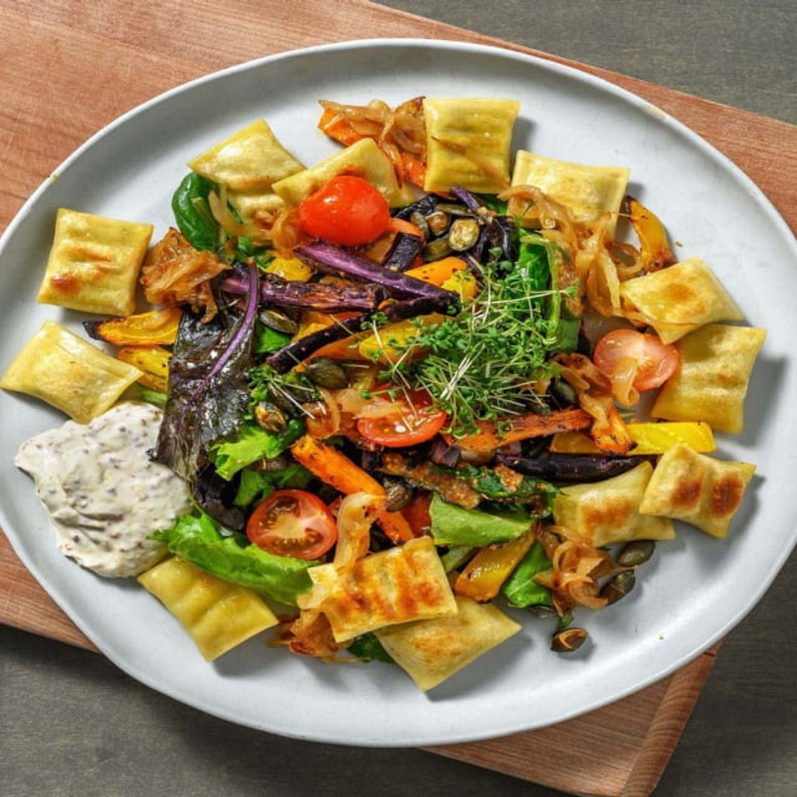 Vegane Maultaschen auf Wurzelgemüse-Salat mit Schmelzzwiebeln und süßem Senf-Dressing