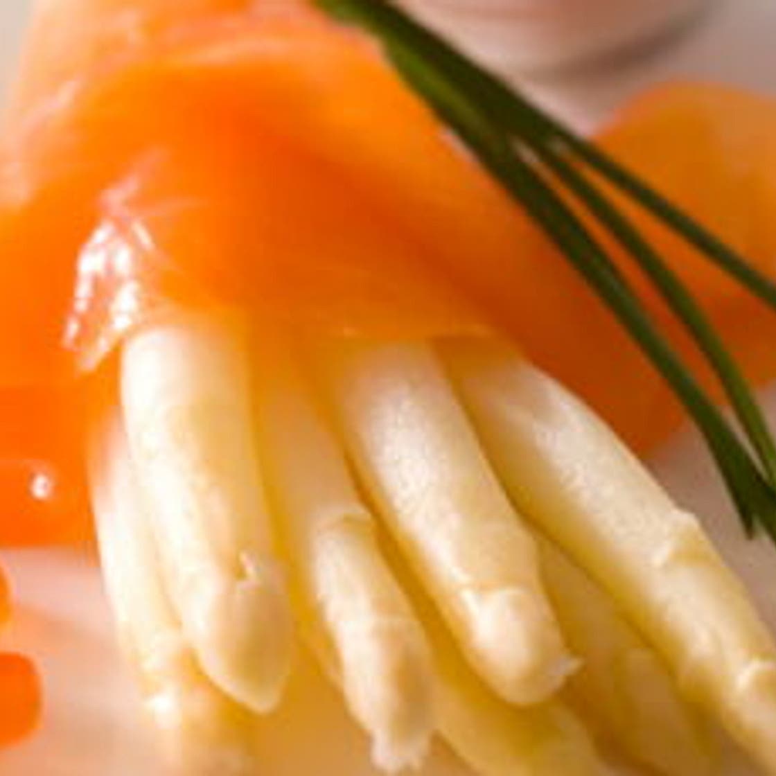 Asperges au saumon, sauce mousseline