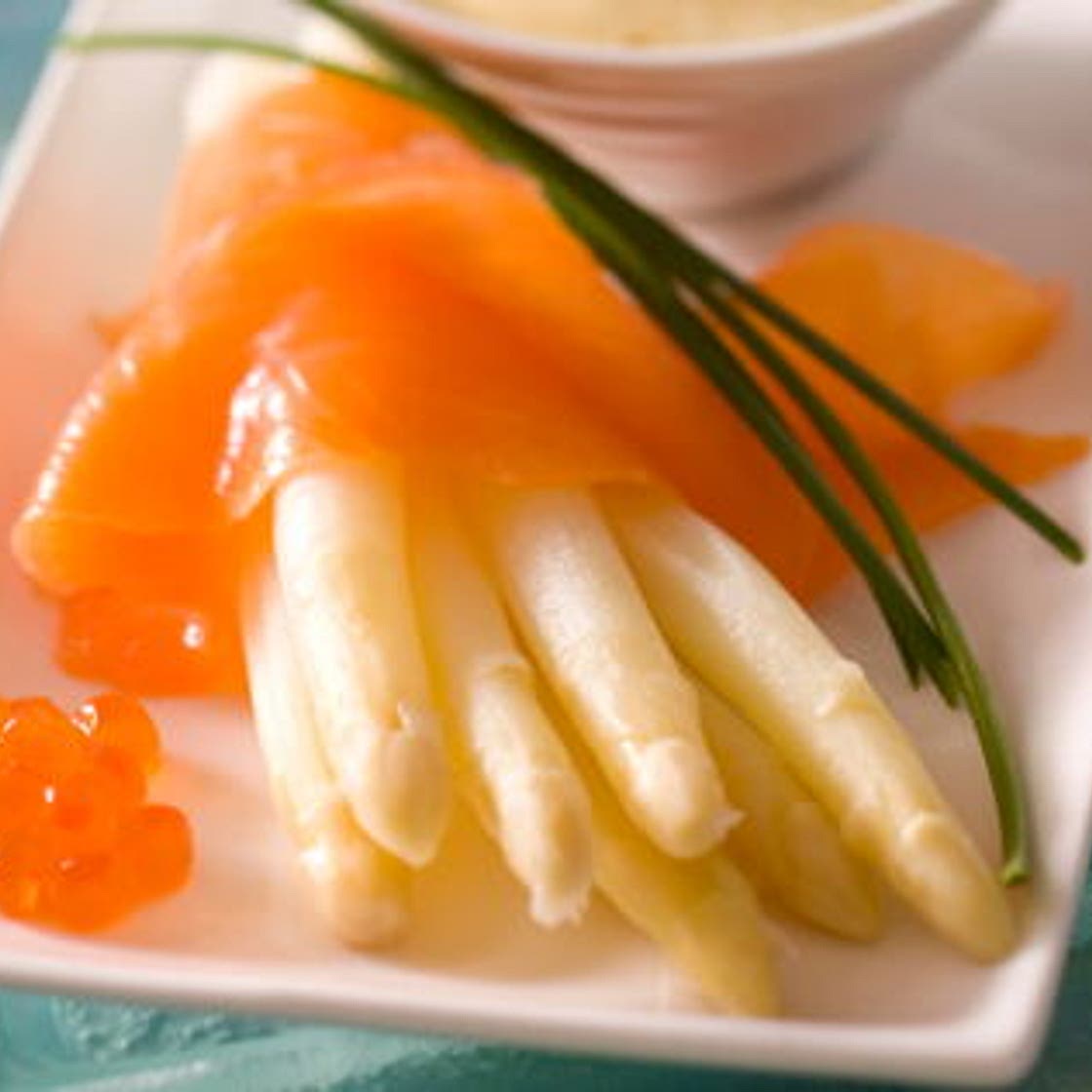 Asperges au saumon, sauce mousseline