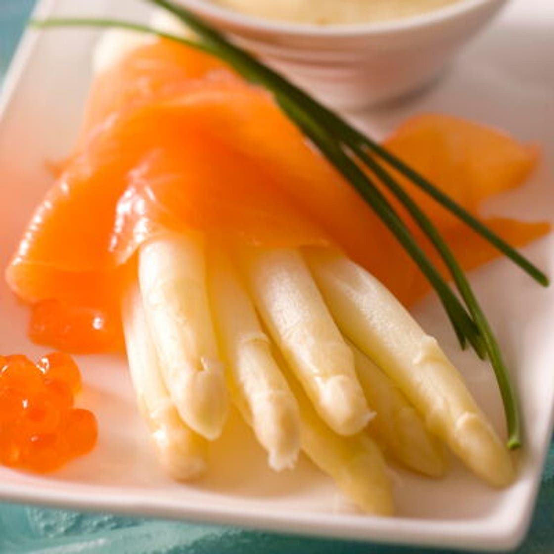 Asperges au saumon, sauce mousseline