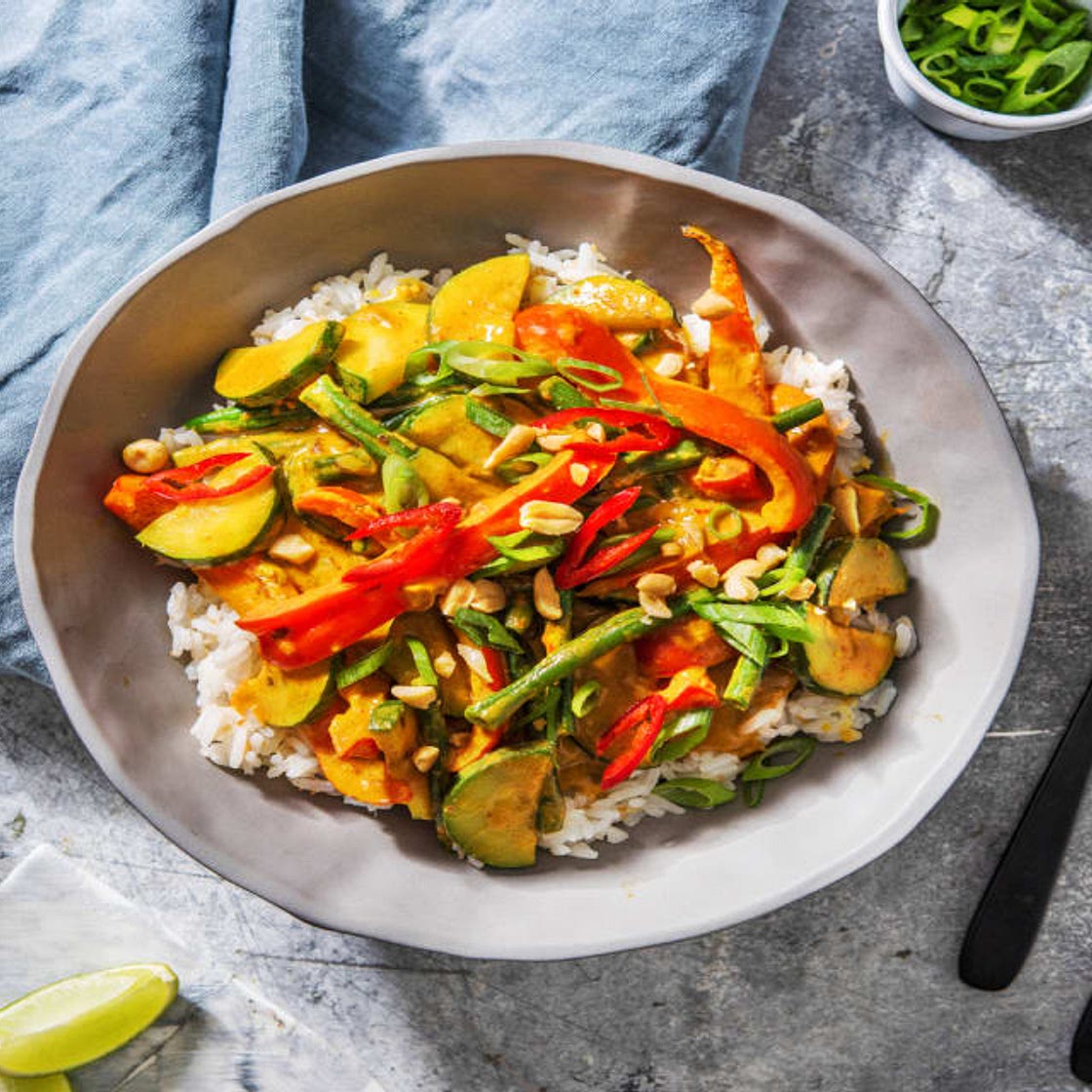Veganes Erdnusscurry mit Kokosreis Zucchini, Buschbohnen und Paprika