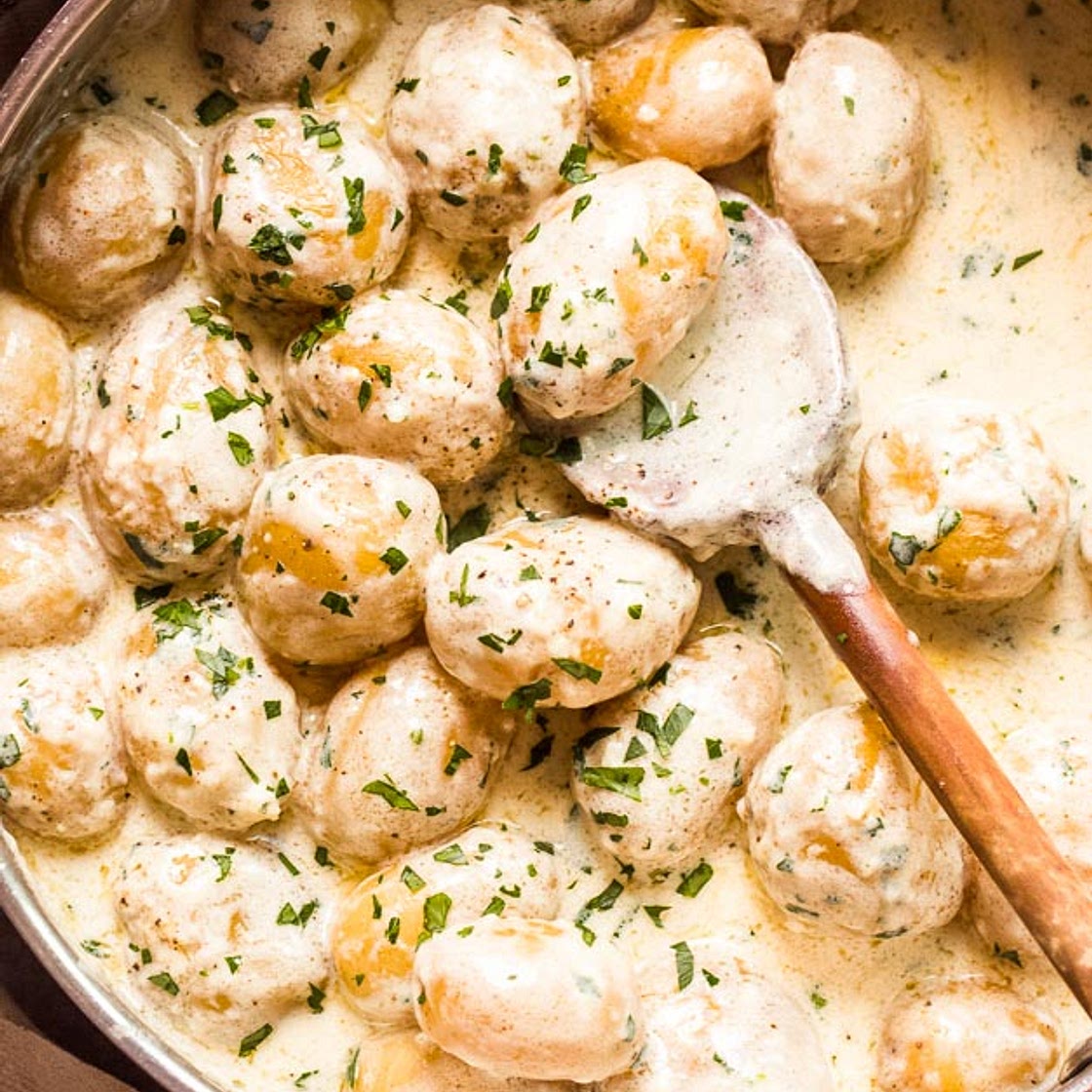 Garlic Parmesan Potatoes in Cream Sauce