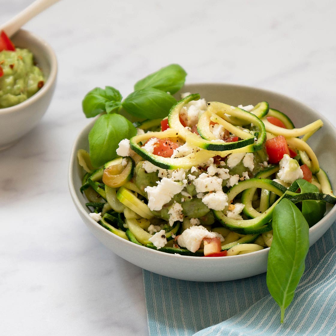 Zucchininudeln mit Avocado-Pesto