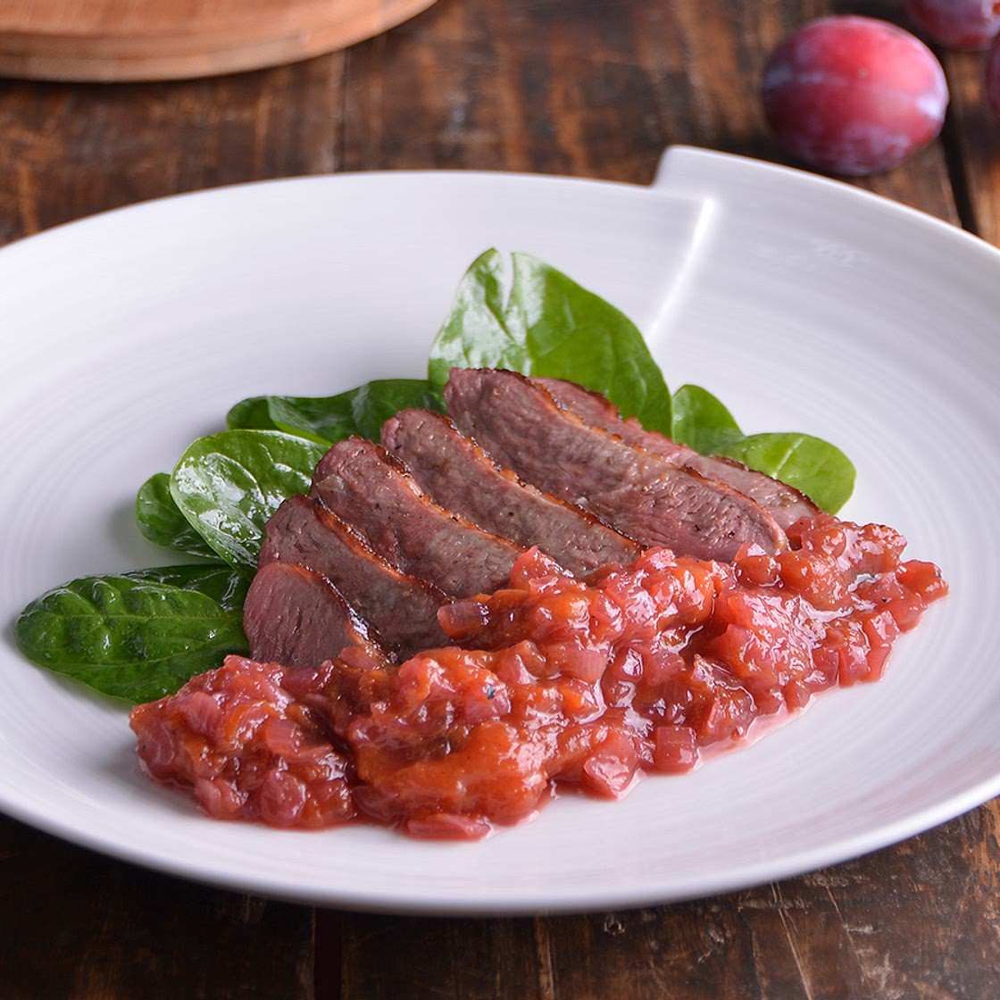 Pato con vino dulce y ciruelas