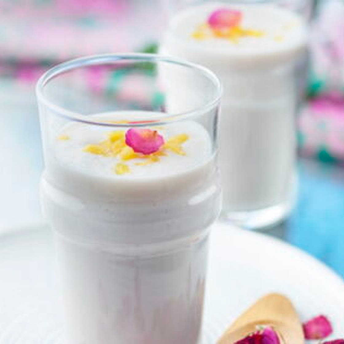 Lait fermenté libanais glacé à la rose et à la mangue