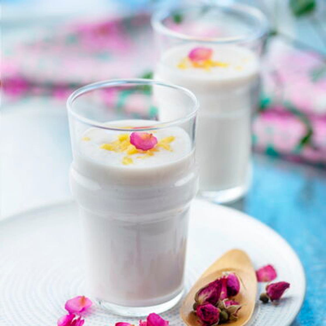 Lait fermenté libanais glacé à la rose et à la mangue
