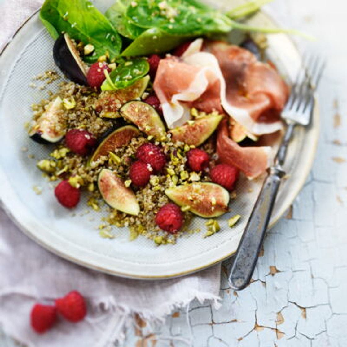 Salade de quinoa aux figues framboises speck et pistaches