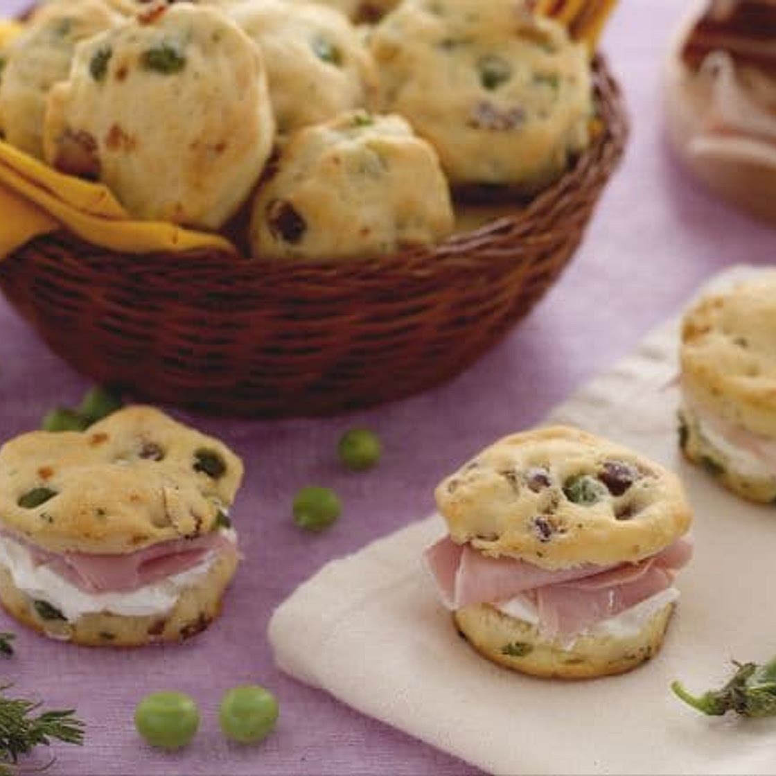 Scones salati ai piselli e pancetta