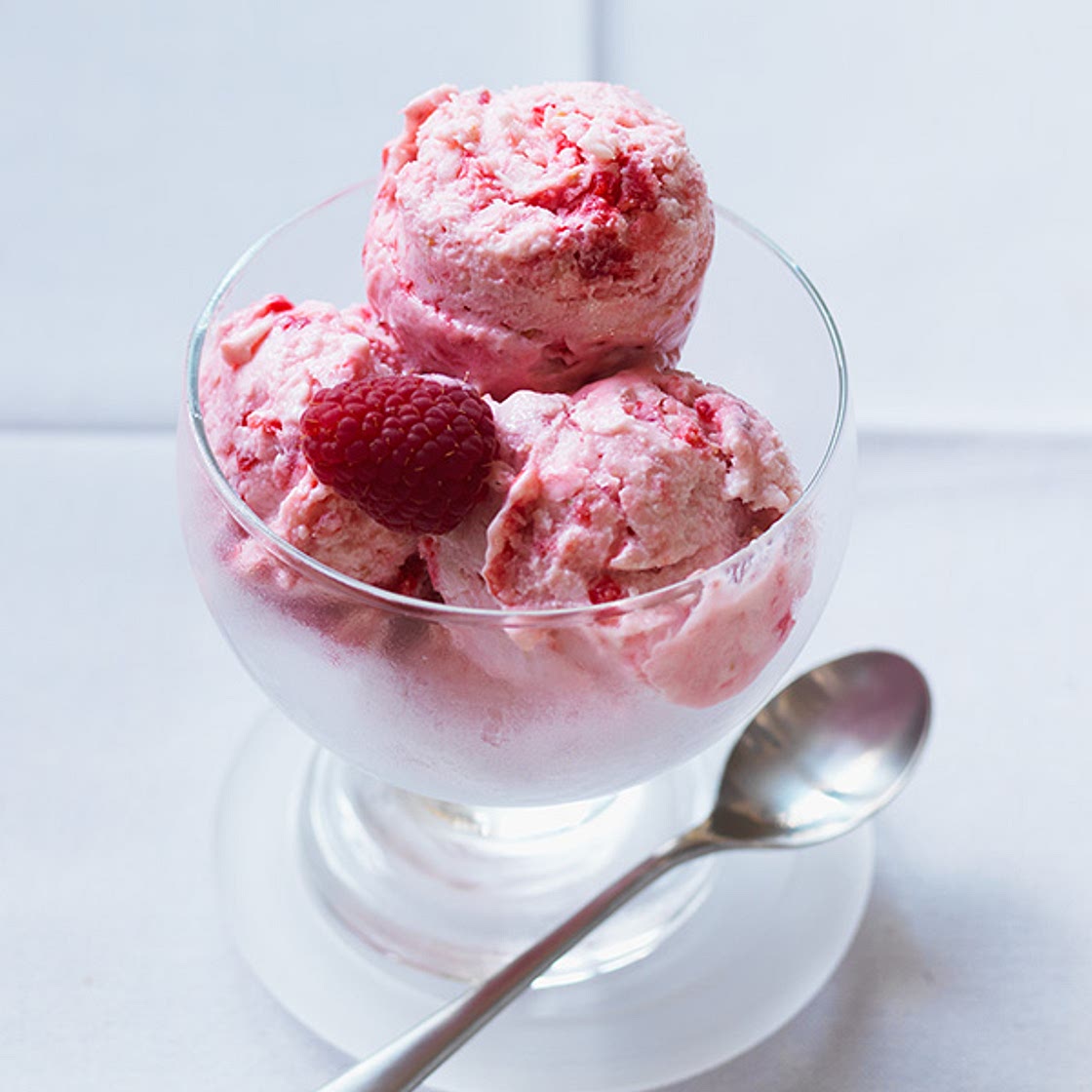Raspberry frozen yoghurt