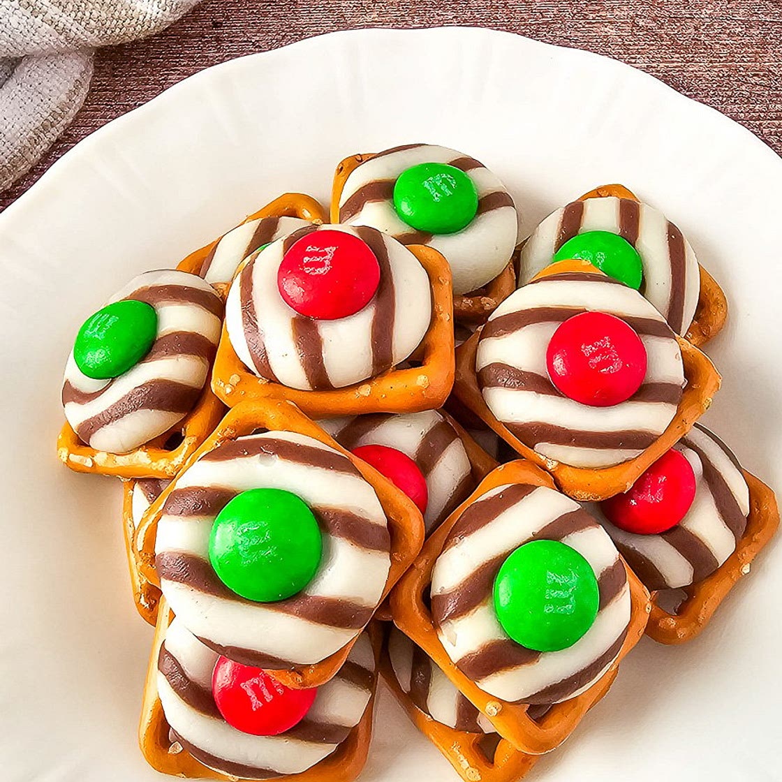 Easy Christmas Pretzels Hugs