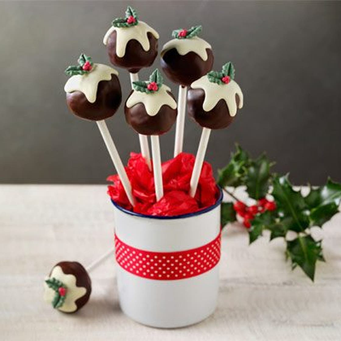 Christmas pudding cake pops