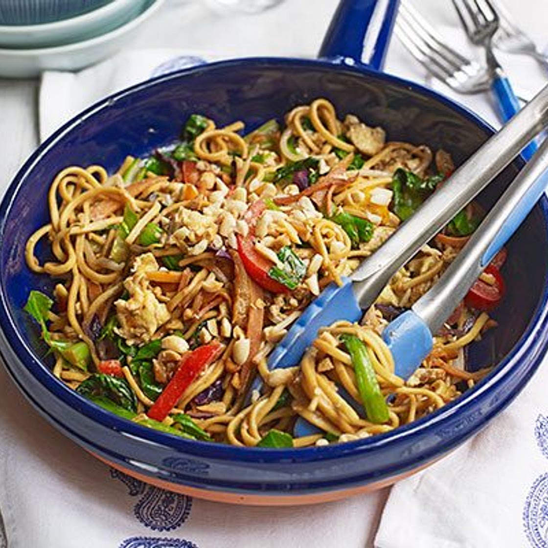 Noodle stir-fry with crunchy peanuts
