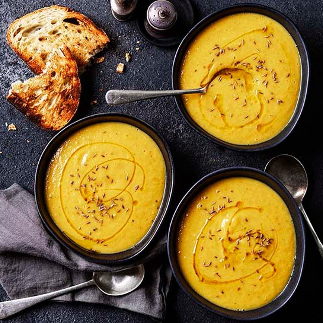 Spicy roasted parsnip soup
