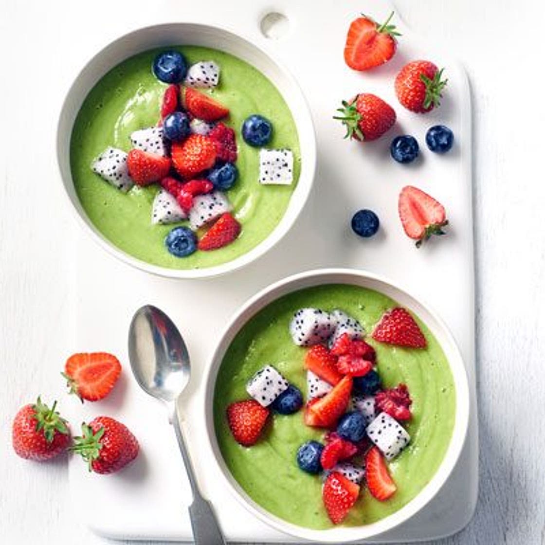 Green rainbow smoothie bowl