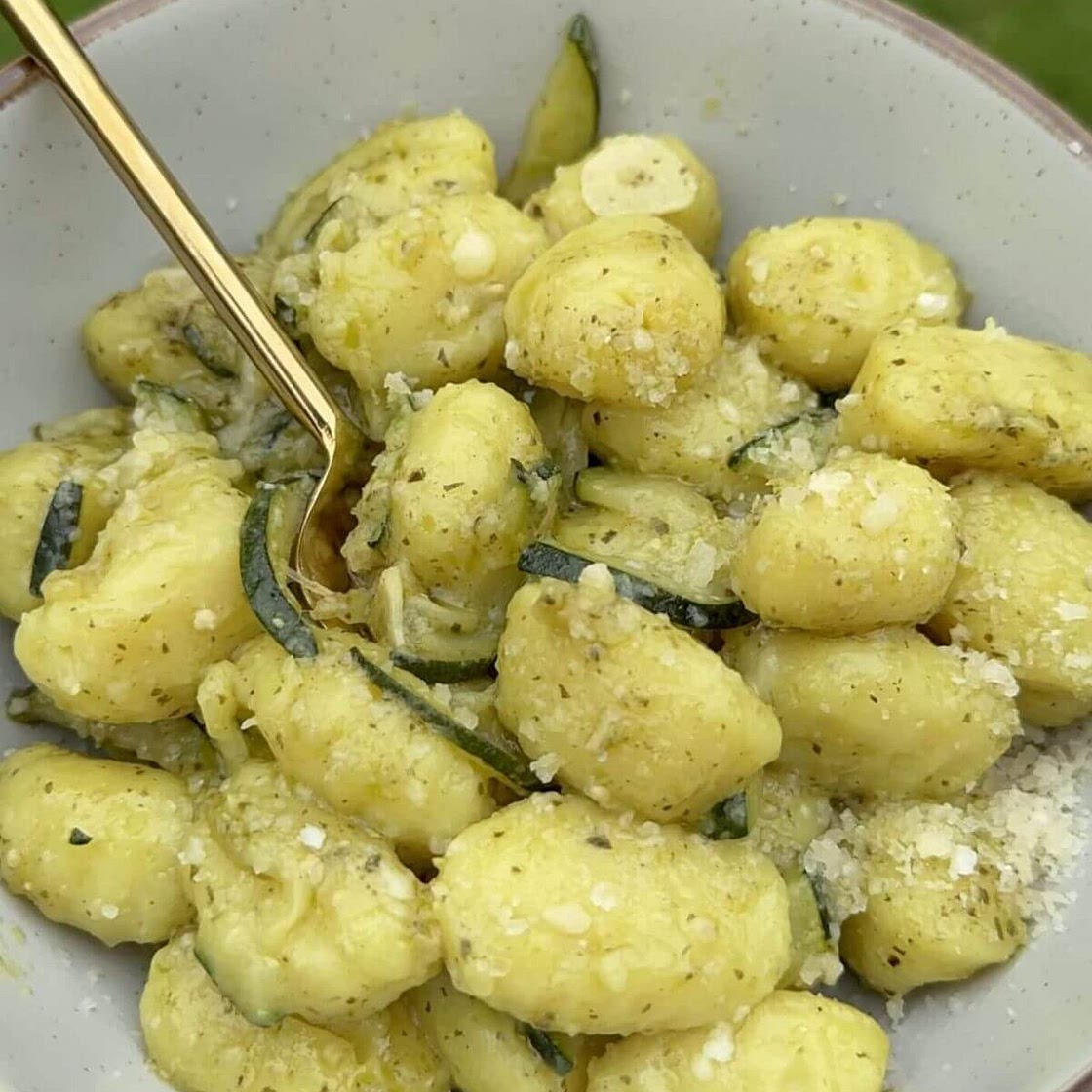 How to make easy gnocchi with pesto and zucchini