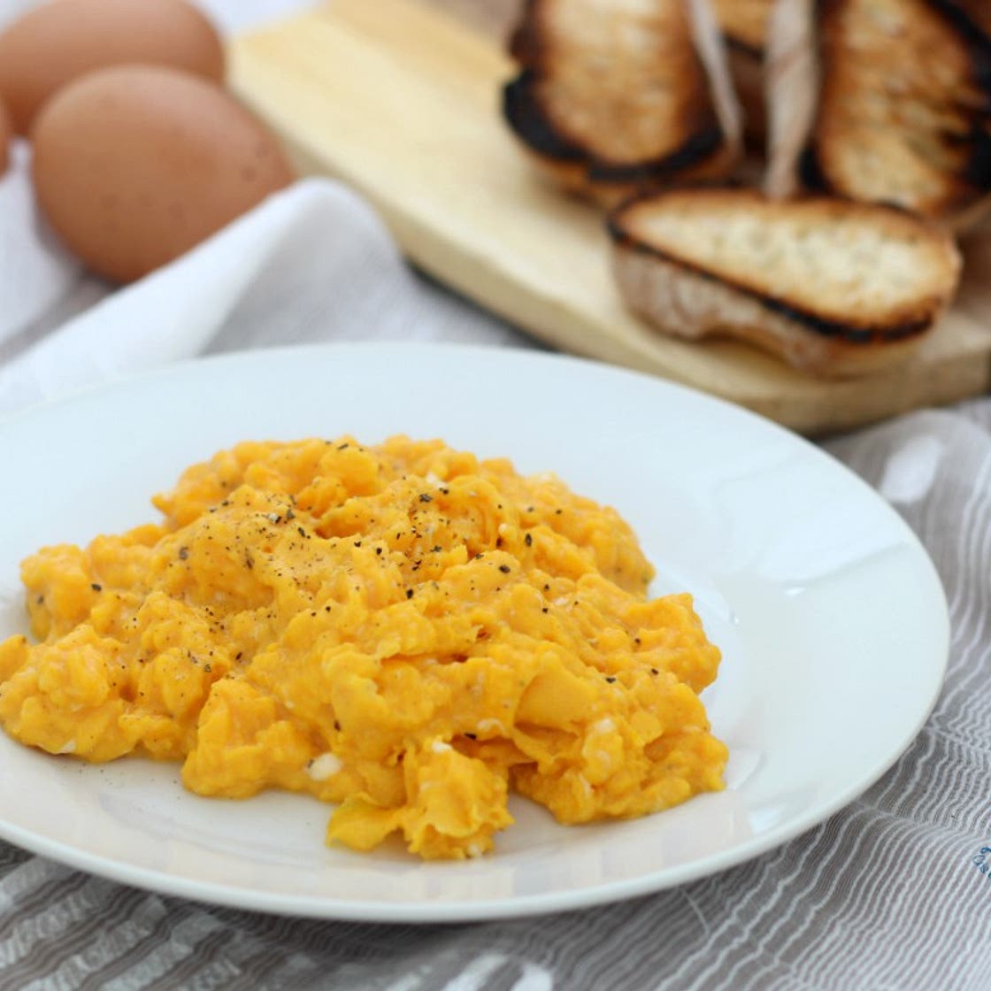 Uova strapazzate, ricetta secondo piatto facile e veloce
