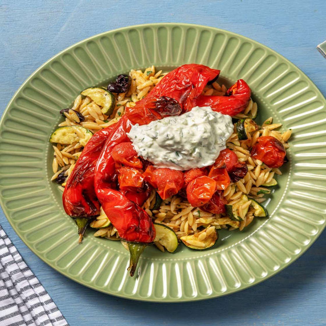 Kritharaki! Orzonudeln mit gerösteter Spitzaprika Zucchini und Oliven, dazu veganes Zaziki