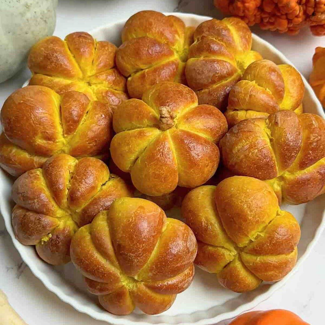 Pumpkin-Shaped Bread Rolls