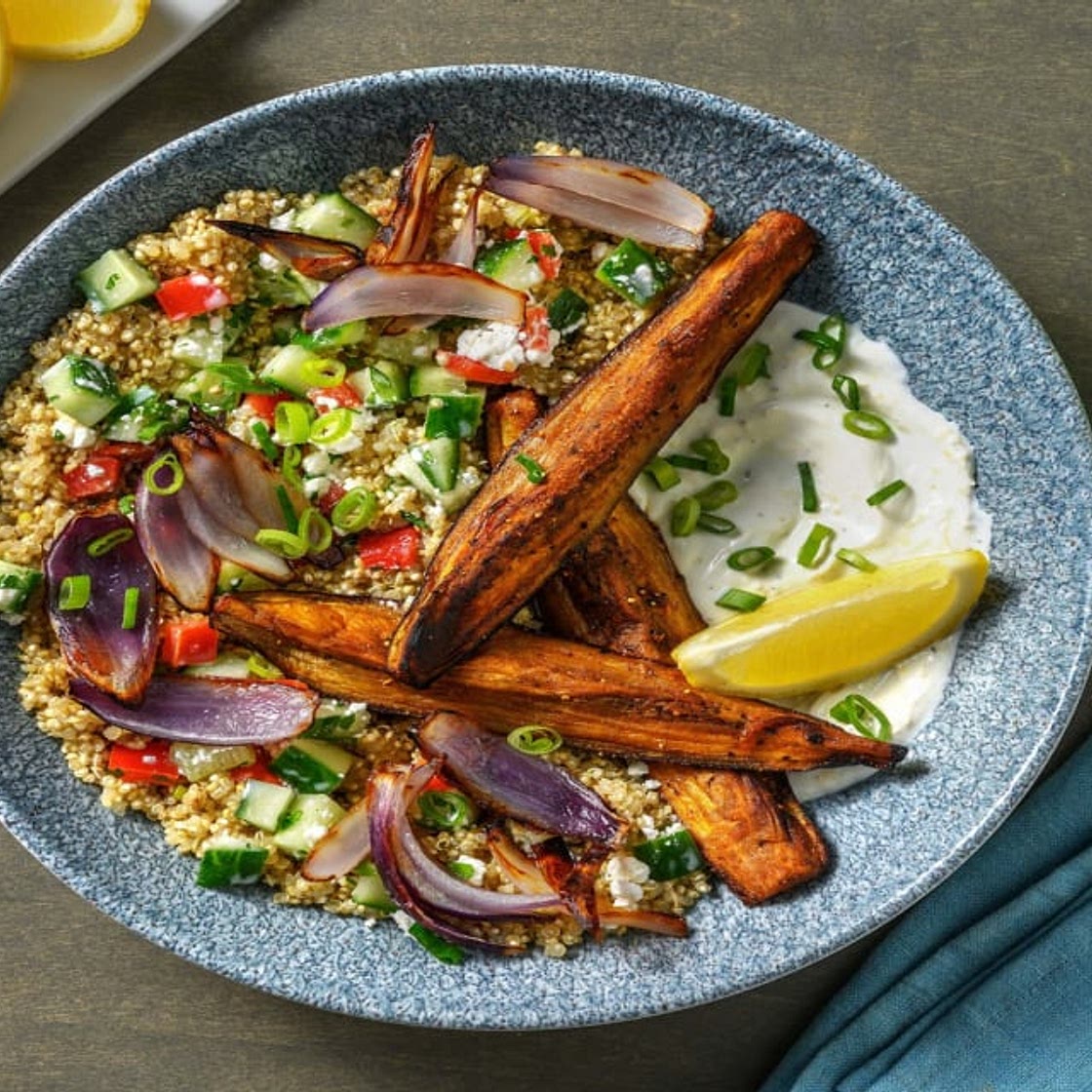 Honig-Harissa-Aubergine aus dem Ofen dazu bunter Quinoa-Salat und zitroniger Dip