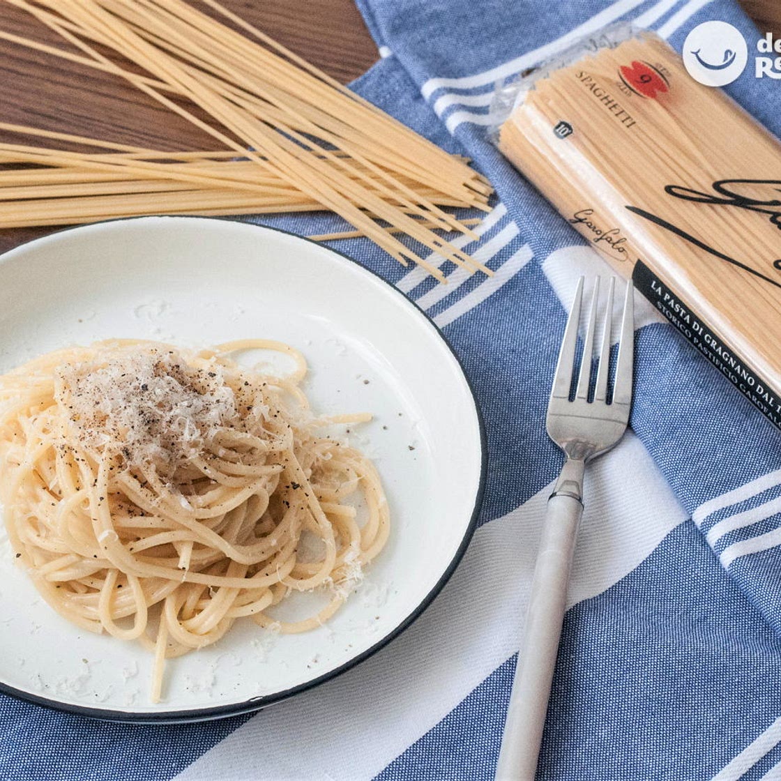 Pasta cacio e pepe. Spaghetti cacio e pepe