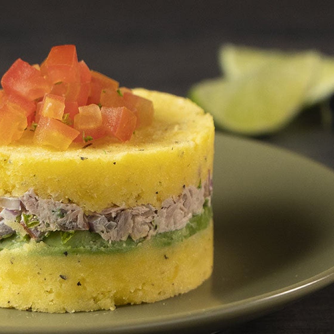 Causa limeña de atún, papa criolla, aguacate y crema