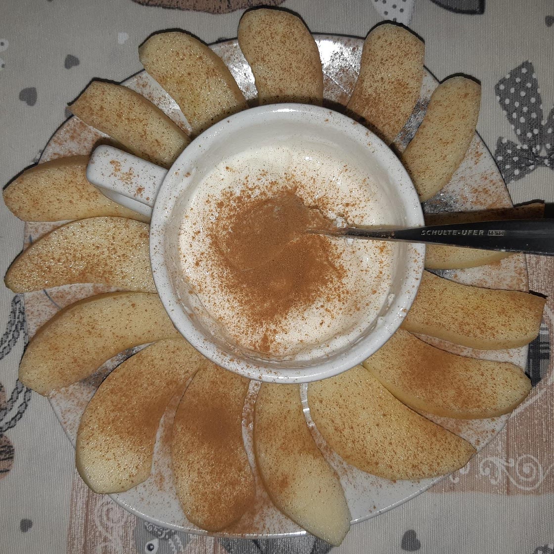 Cinnamon Yogurt with Sliced Apple