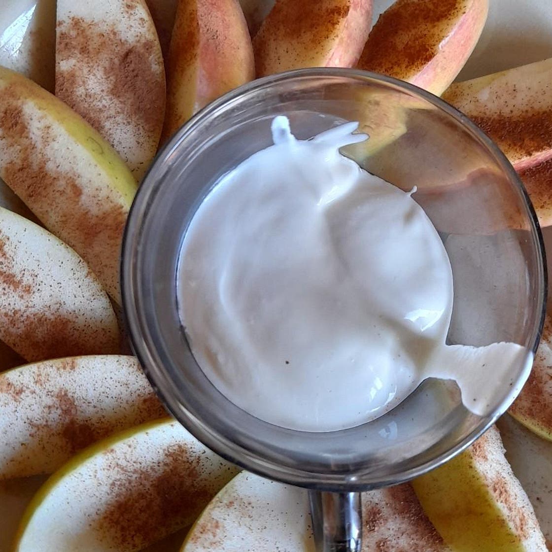 Cinnamon Yogurt with Sliced Apple
