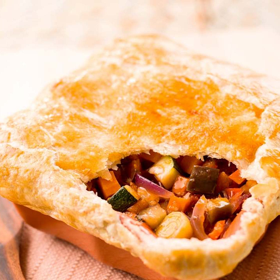 Salteado de legumes com massa folhada