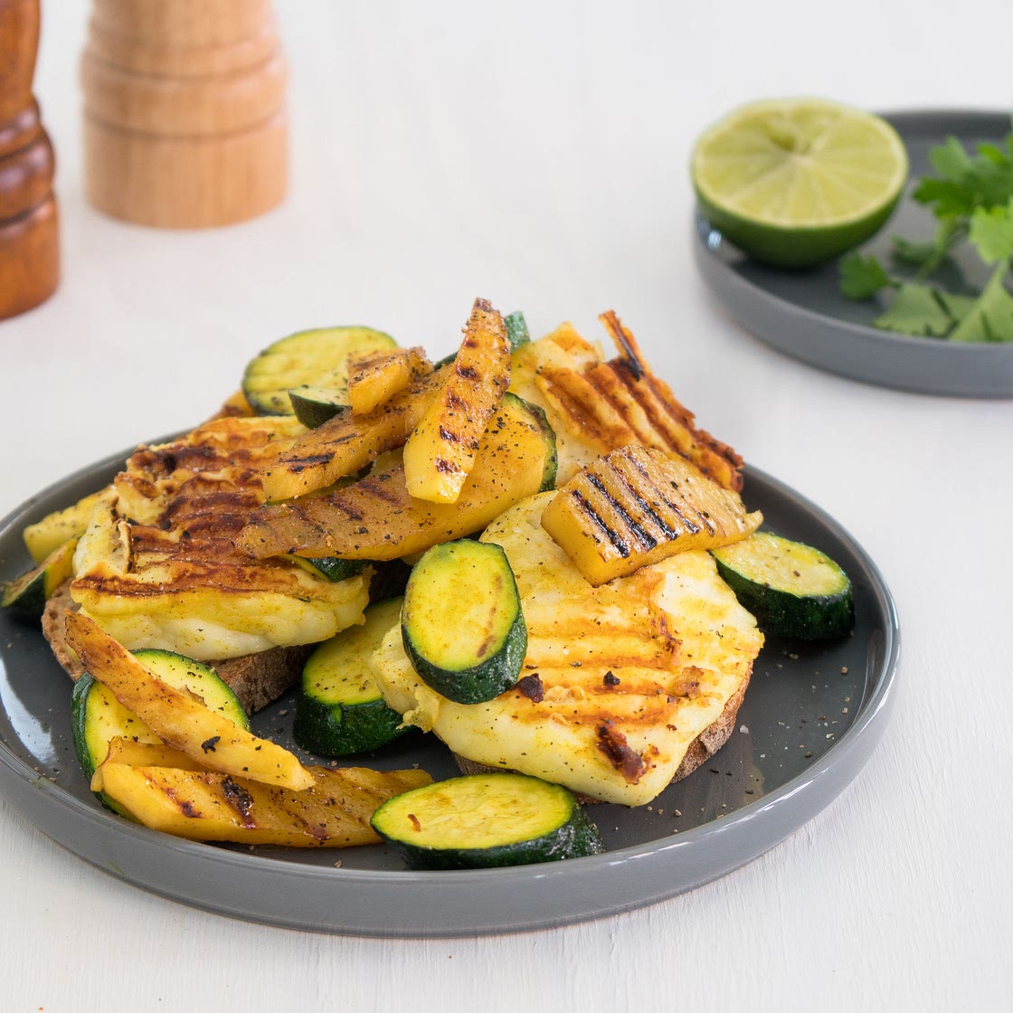 Grill-Halloumi mit Mango und Zucchini