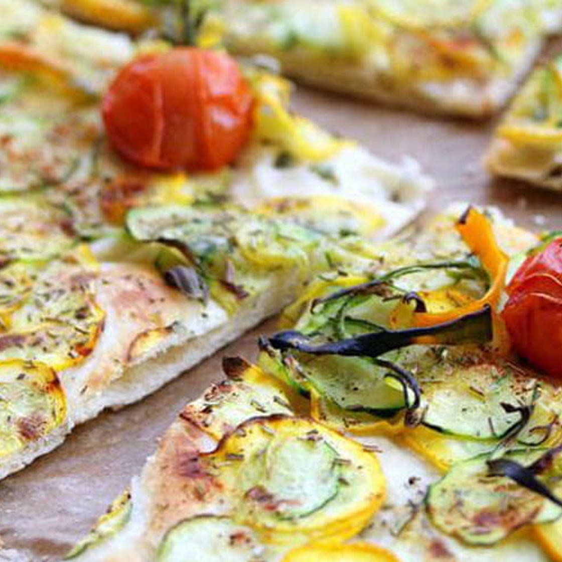 Pizza végétalienne aux courgettes et les herbes de la Garrigue