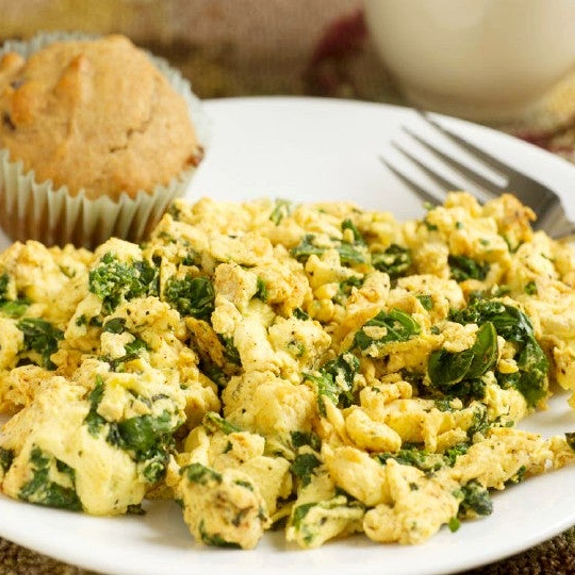 Saludables HUEVOS revueltos altos en proteína,¡con espinaca y queso parmesano!